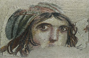 Zeugma antik kentindençıkarılan ve şu anda Gaziantep Arkeoloji Müzesi'nde sergilenen"Çingene Kızı" mozaiği. Mozaikteki kişinin Yunan mitolojisindekiyeryüzü tanrıçası Gaia olduğu düşünülmektedir.