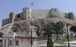Gaziantep Kalesi kenti izleyen bir tepeye kuruludur.