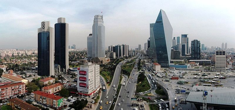 İstanbul, Türkiye'nin iktisadi açıdan en büyük şehridir. (Levent iş merkezleri, Nisan-2014.)